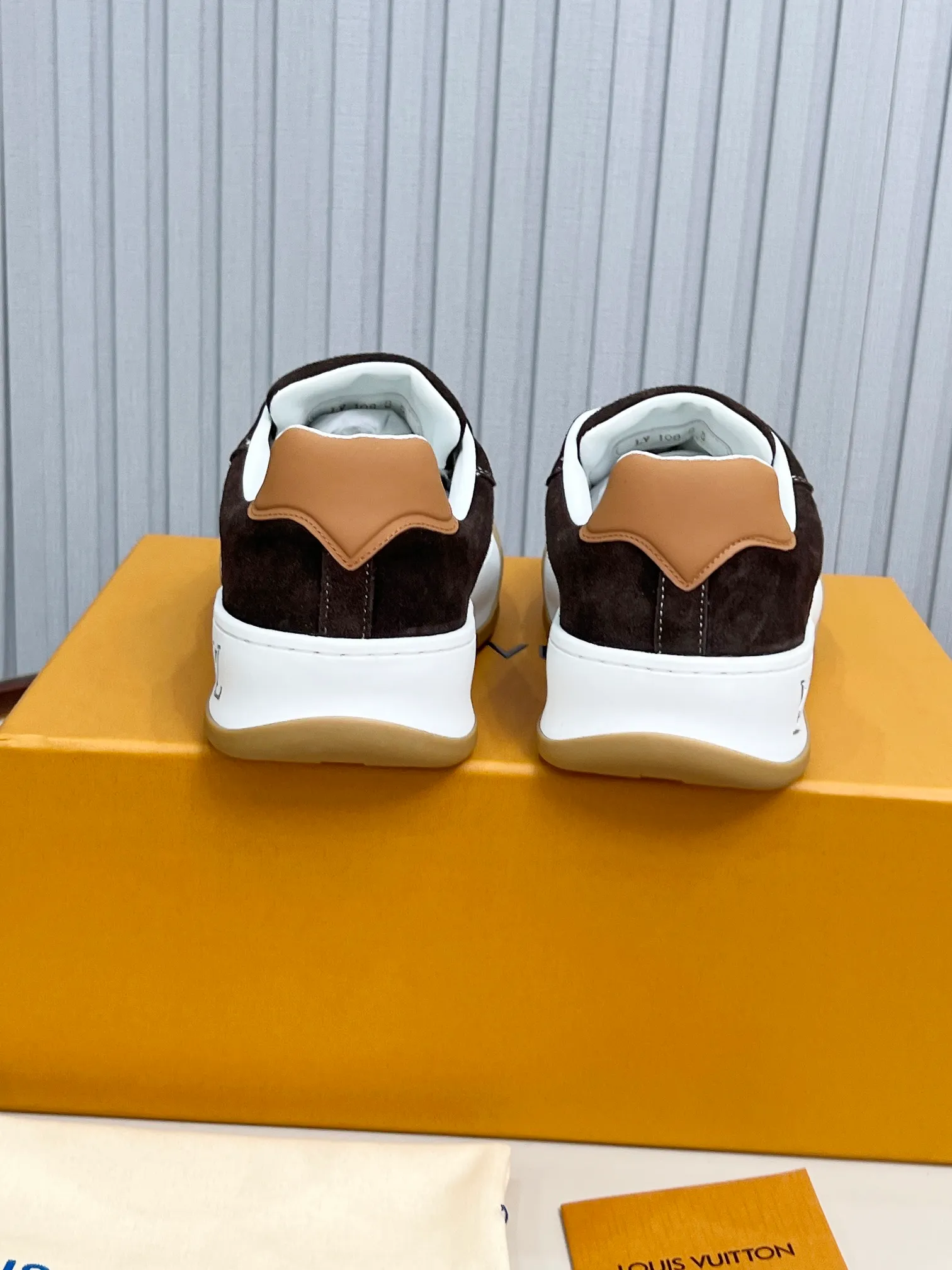 p620💰Men's shoes ❤️❤️❤️Top version LV-Louis Vuitton-Classic catwalk new style Air glue process·Original 1:1 development and reproduction! ! The upper foot is very comfortable. It is made of luxurious materials and fine workmanship. The midsole is printed with English letters "Made in Europe". The upper is made of calfskin imported from Italy. The side is decorated with the brand's LOGO and signature. The latest latex foot pads and mesh lining make the foot feel super comfortable. The original two-color TPU combination outsole is specially provided by the original factory. Bag technology Goodyear stitched edges Fabric: Exclusive custom first-layer cowhide Accessories: Exclusive private model Vuitton logo, lining: Customized silk mesh lining - first-layer silk cowhide lining Outsole: TPU combination outsole wear-resistant, non-slip and anti-yellowing Foot pads: new latex pads-mesh sweat-absorbent Counter technology: fully computerized sewing machine wire drawing Toe box back cover Hot and cold shaping Full set of pull-top last with medium and low logo pattern Code number 39-45